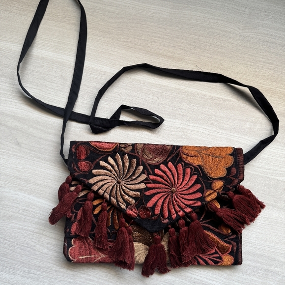 Floral embroidered clutch with tassel: women's crossbody bag. - Picture 3 of 7